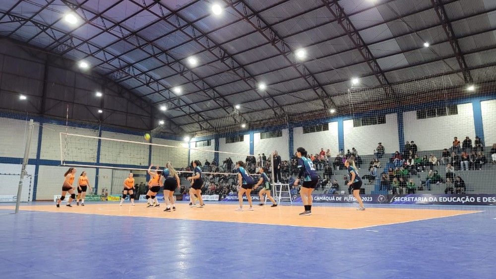 VOLEI DE QUERÊNCIA VENCE NA ABERTURA DOS JOGOS ESCOLARES QUE LOTA O GINÁSIO  E APRESENTA NA MÚSICA A TRADIÇÃO E O MODERNO DA CIDADE.