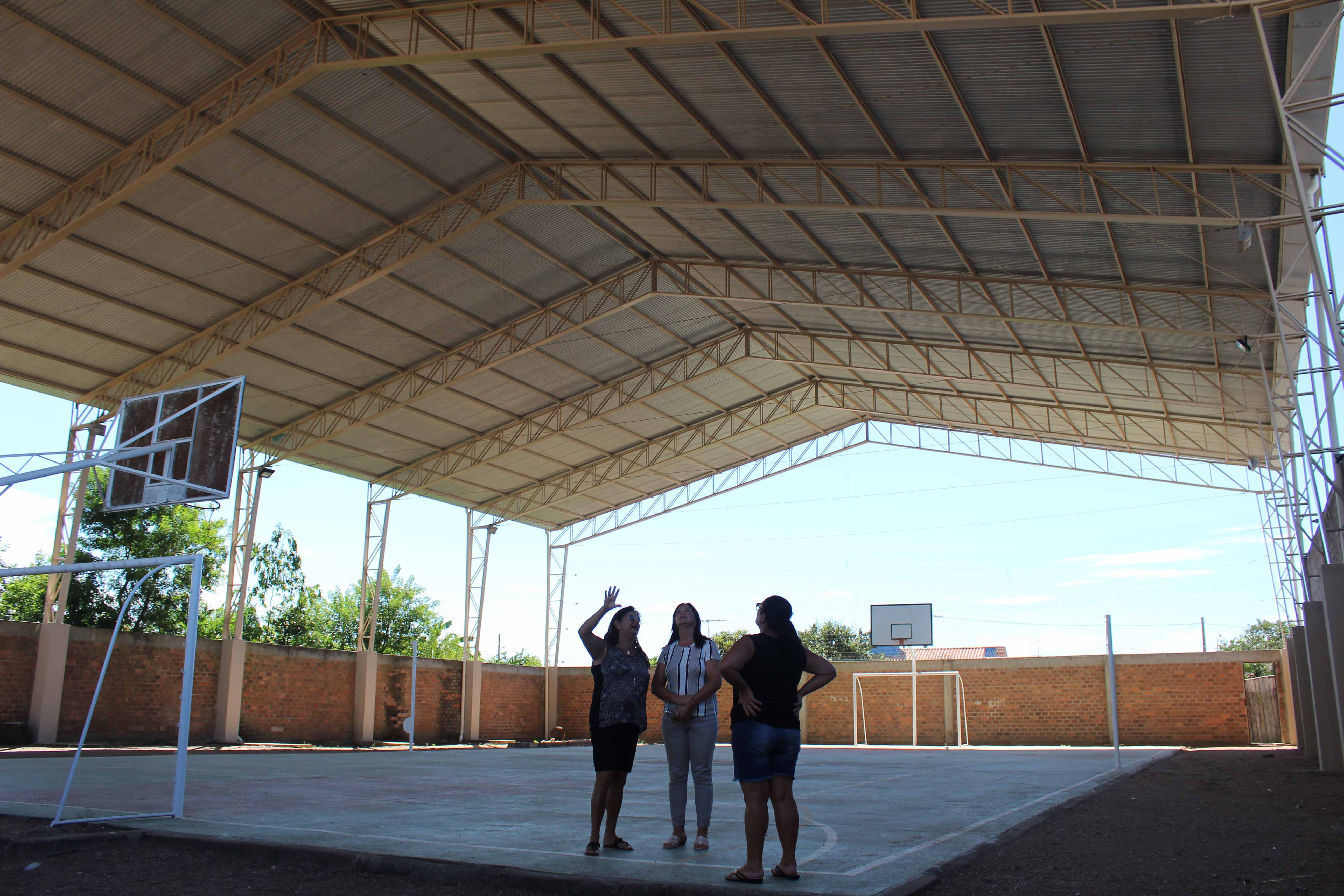 Secretária de Educação visita obras de melhoria em escolas da rede municipal